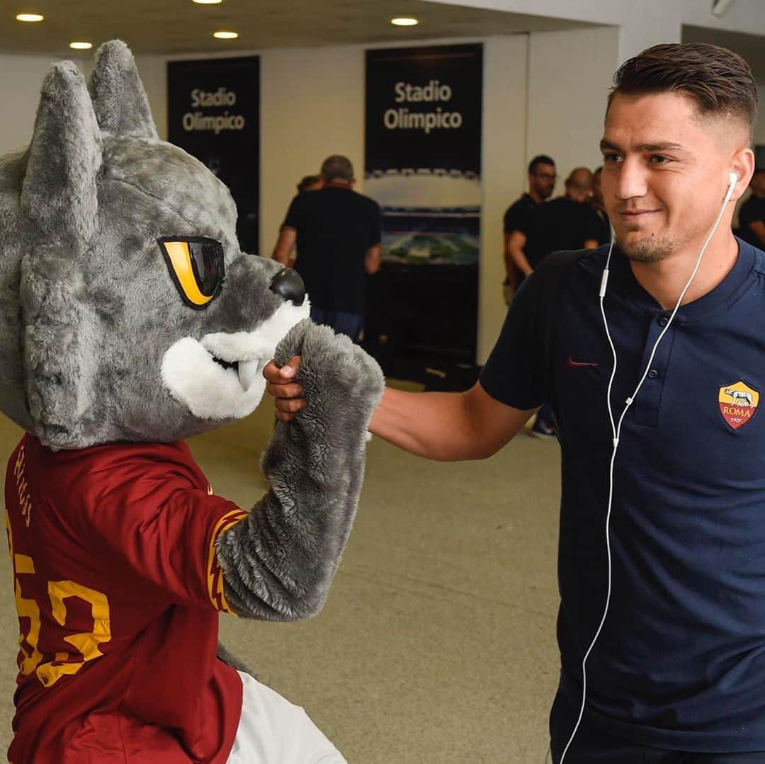 ASローマさんのインスタグラム写真 - (ASローマInstagram)「🤗 Romolo is here at the Olimpico for the first time! 🐺 FOLLOW HIM ➡️ @asromaromolo」8月12日 3時11分 - officialasroma