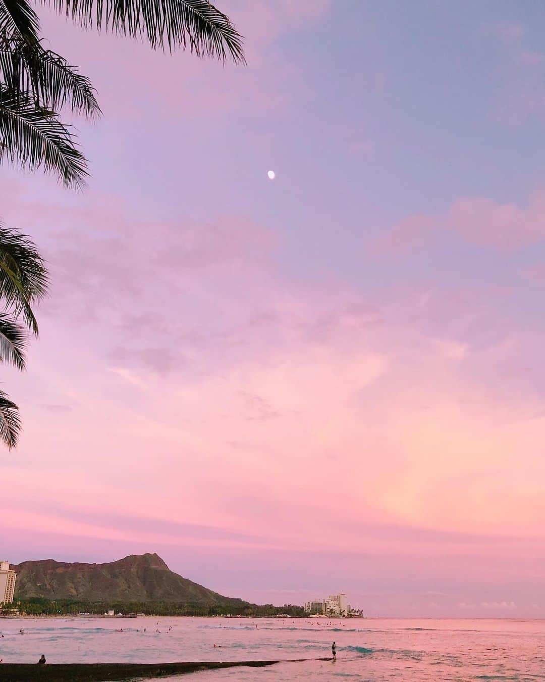 鮎河ナオミさんのインスタグラム写真 - (鮎河ナオミInstagram)「Grateful for sunsets🙏 . . . . . #sunset #pink #pinksky #diamondhead #waikiki #hawaii #hilife #昨日のサンセット #サンセット #ワイキキ #ワイキキビーチ #ハワイ」8月12日 3時24分 - naomiayukawa