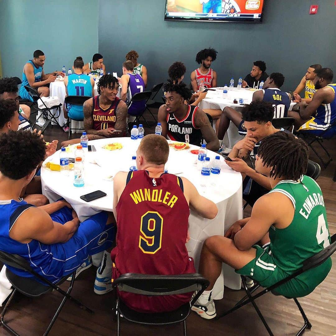 NBAさんのインスタグラム写真 - (NBAInstagram)「Lunch time! ....which #NBARooks table are you sitting at?」8月12日 3時29分 - nba