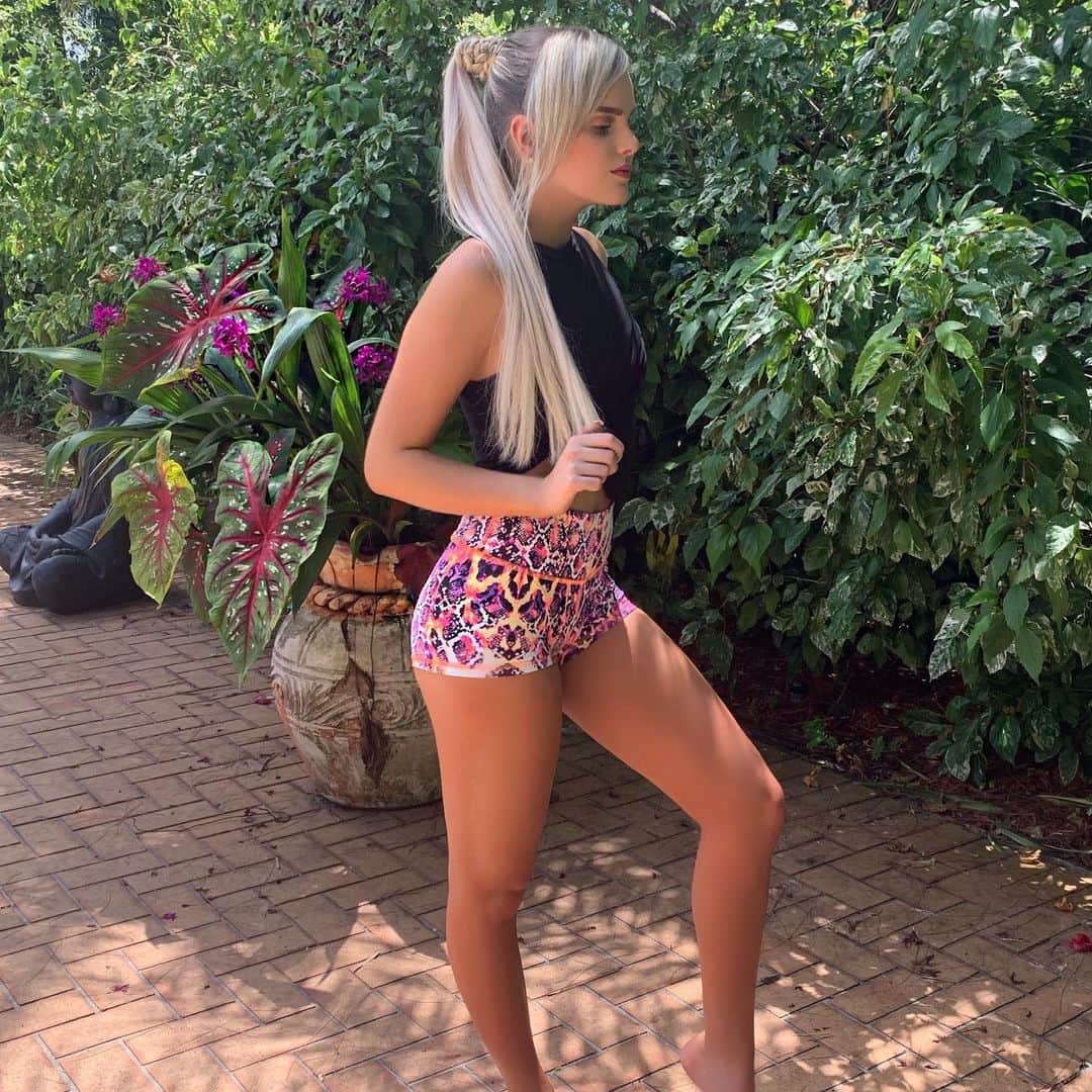 Mia Diazのインスタグラム：「Loving my new colorful shorts from @bixbyclothingco  Super comfy and flattering fit . Go check them out . Stay tuned for pics of more styles .  #ad #miadiaz #model #dance #dancewear #shorts #activewear #miami #bixbyclothingco」