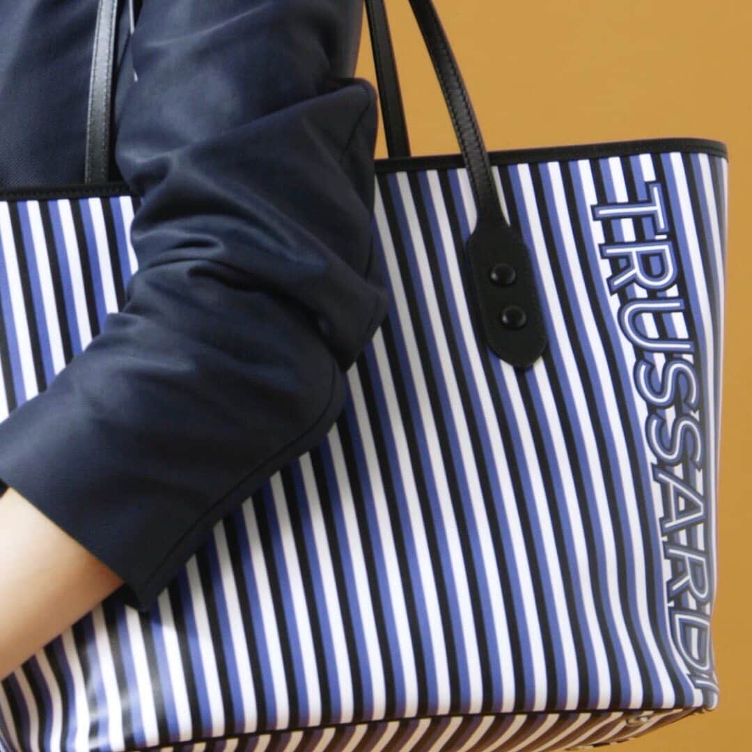 のインスタグラム：「Versatile yet stylish for dynamic women.  #Trussardi #TrussardiBags」