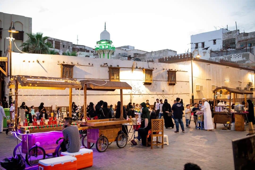 のインスタグラム：「Photo by Tasneem Alsultan @tasneemalsultan | A photo of Souq Albalad, which translates to Old Town Market, that I took a few weeks ago. The market is in Jeddah, the second largest city in Saudi Arabia, and caters to many ethnic and economic backgrounds. Tourists and locals thrive in the bustling streets of Al Balad. While the area was chosen as a UNESCO World Heritage site in 2014, investments to restore the buildings and tourism had already taken place. #Jeddah #SaudiArabia」