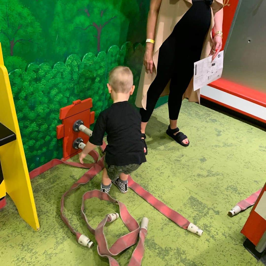 ニック・カーターさんのインスタグラム写真 - (ニック・カーターInstagram)「We had so much fun at the @chicagochildrensmuseum !!! #children #parenthood #childrensactivities #chicago #kids #childrenlearning #fatherhood #motherandson #motherhood #happiness #notacareintheworld #roadpuppy #dnaworldtour #toomanyhashtags 😂」8月12日 3時37分 - nickcarter