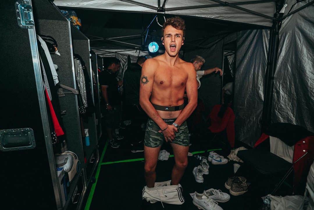 Jonahmaraisのインスタグラム：「@zcaspary always forgets to knock」