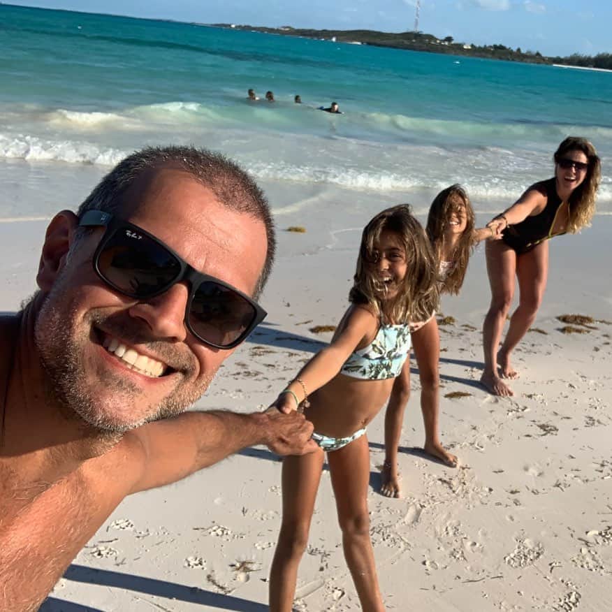 のインスタグラム：「💙Felizes Feliz todos os dias do Pai que não tem dia certo nem tempo ruim!! 😀⚡️#trowback🔙 #paradise🏝 #lovubaby @leonnogueira」