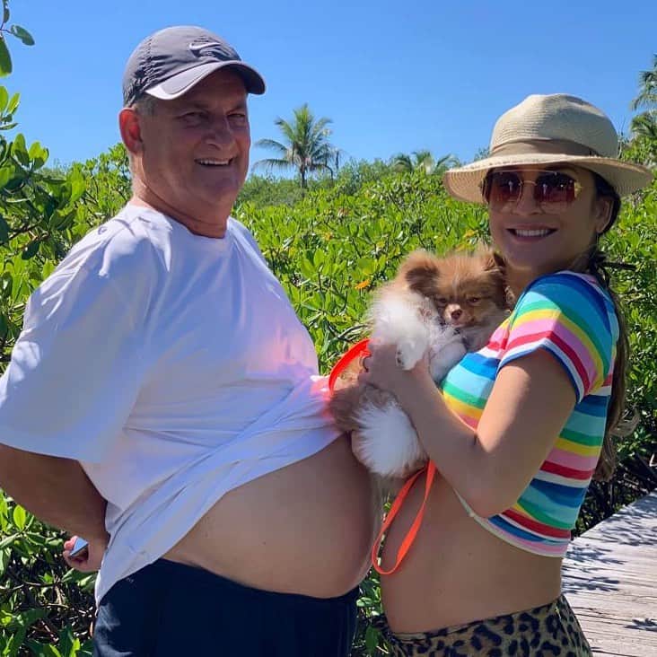 Claudia Leitteのインスタグラム：「2 pessoas grávidas e felizes! Rsrsr Pai, te amo muito! Você só não é mais incrível porque é um só! FELIZ DIA DOS PAIS! Ps. Essa foto não faz nem muito tempo, mas, eu achava que minha barriga tava tipo a sua. Coisa de mulher prenha... @claudioinacio」