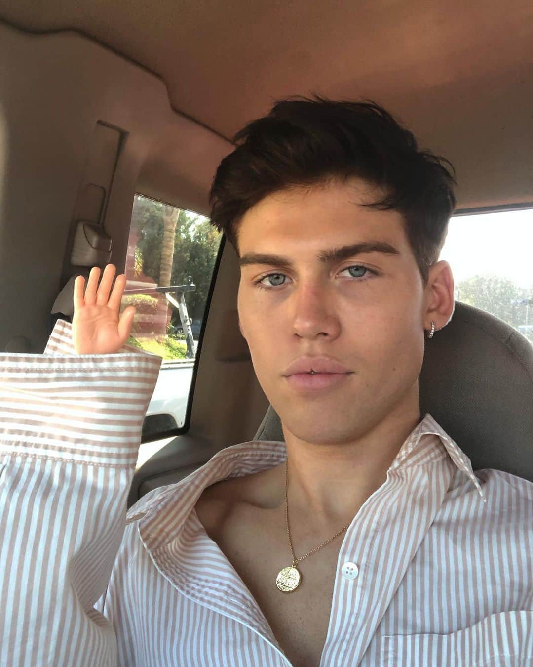 エイダン・J・アレクサンダーのインスタグラム：「high five」