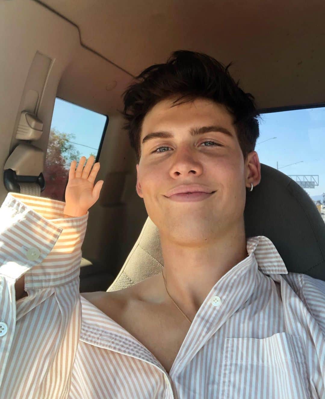 エイダン・J・アレクサンダーさんのインスタグラム写真 - (エイダン・J・アレクサンダーInstagram)「high five」8月12日 3時59分 - aidanalexander