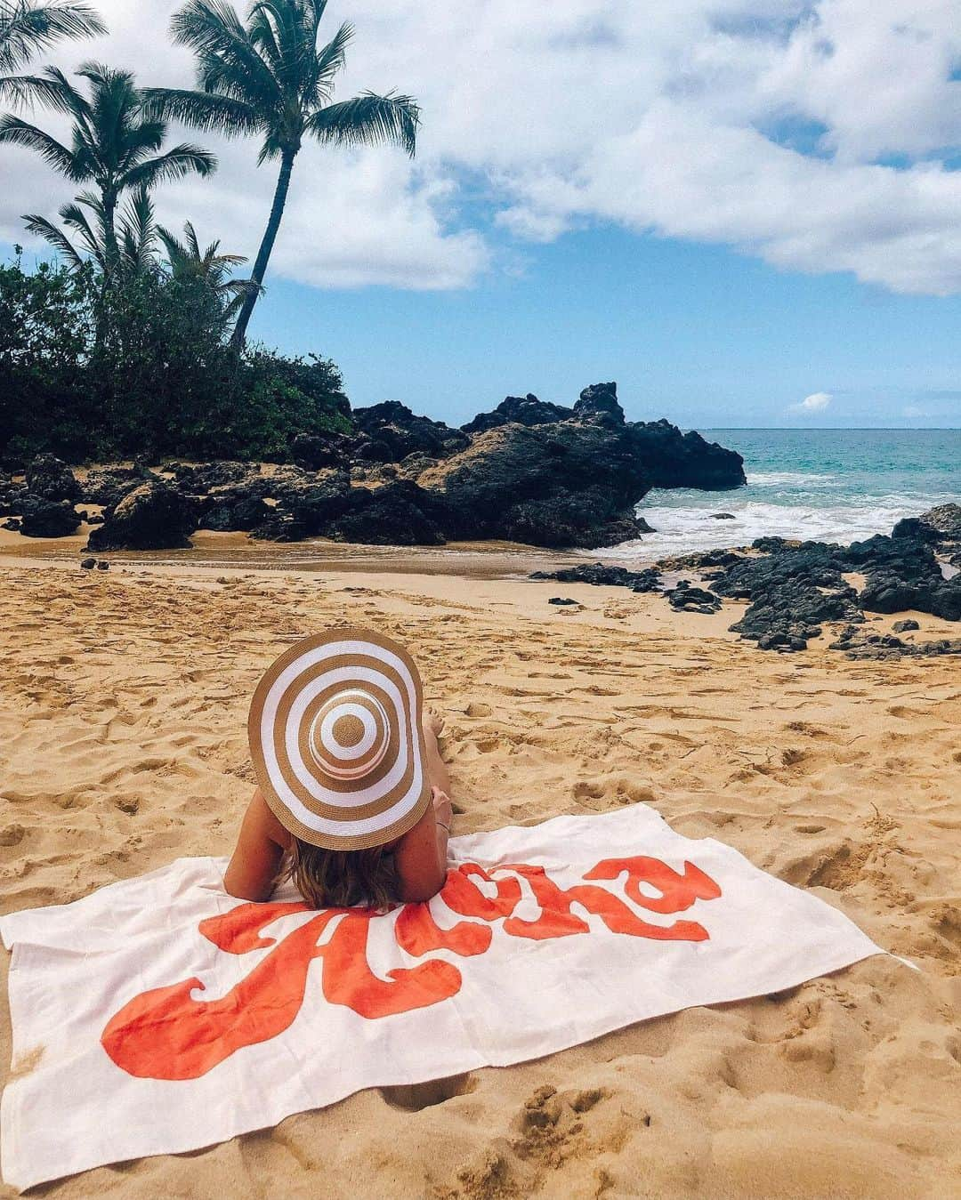 ハワイアン航空さんのインスタグラム写真 - (ハワイアン航空Instagram)「Girls just want to have sun! Do you like a beach day filled with friends, or do you prefer it in peace and quiet? 🌅 📷: @hautehomebody . . . #GlimpseofHawaii #NakedHawaii #HawaiiUnchained #Hawaii #Beach #LuckyweliveHI」8月12日 3時56分 - hawaiianairlines