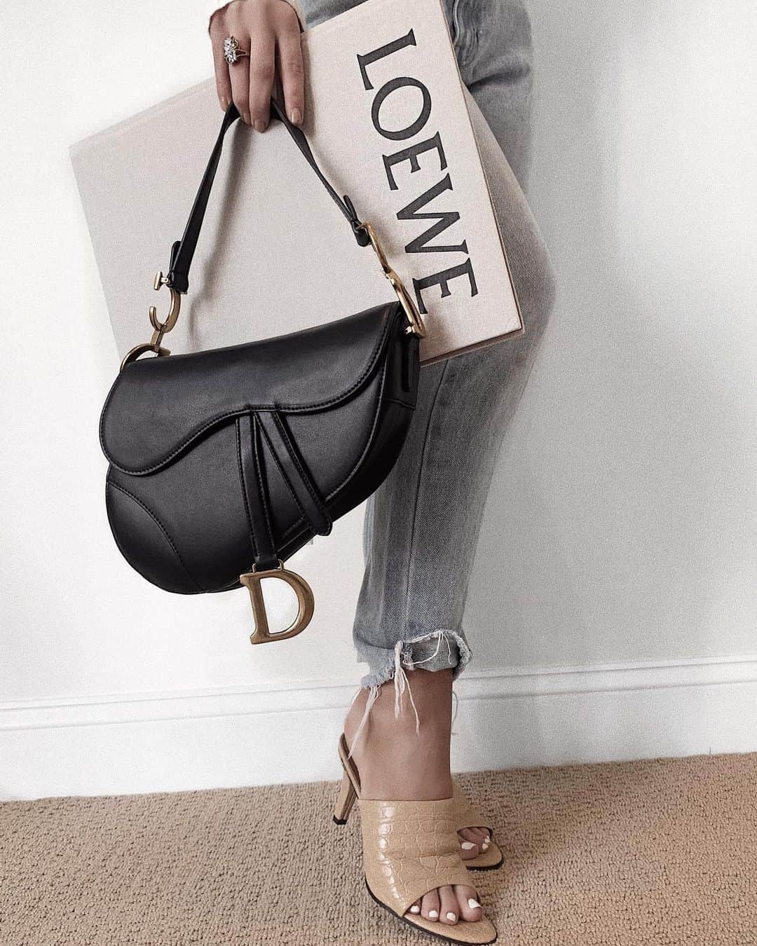 Kelsey Simoneのインスタグラム：「Jeans in the summer is still my move.」