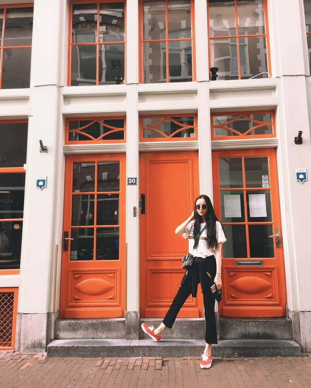 イ・ダヒさんのインスタグラム写真 - (イ・ダヒInstagram)「Red🏘  #netherlands #amsterdam #네덜란드 #암스테르담 #여행 #red」8月12日 4時26分 - dahee0315