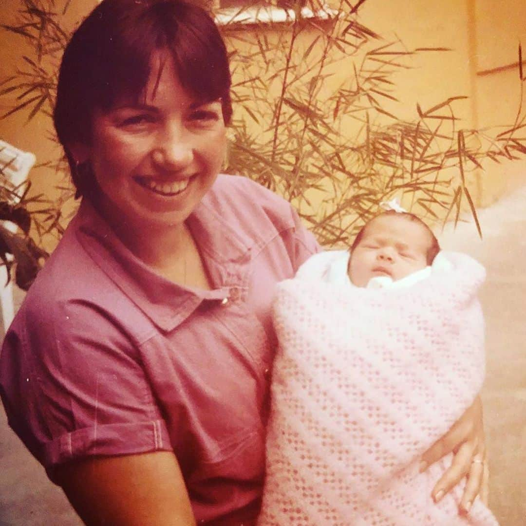 Tata Werneckさんのインスタグラム写真 - (Tata WerneckInstagram)「Foto do dia em que sai da maternidade com minha mãezinha linda 😍❤️❤️🌹🙏🦋 aconchegada no colo de mamãe e com uma leve sensação de que se quisesse coçar a testa não conseguiria」8月12日 4時20分 - tatawerneck