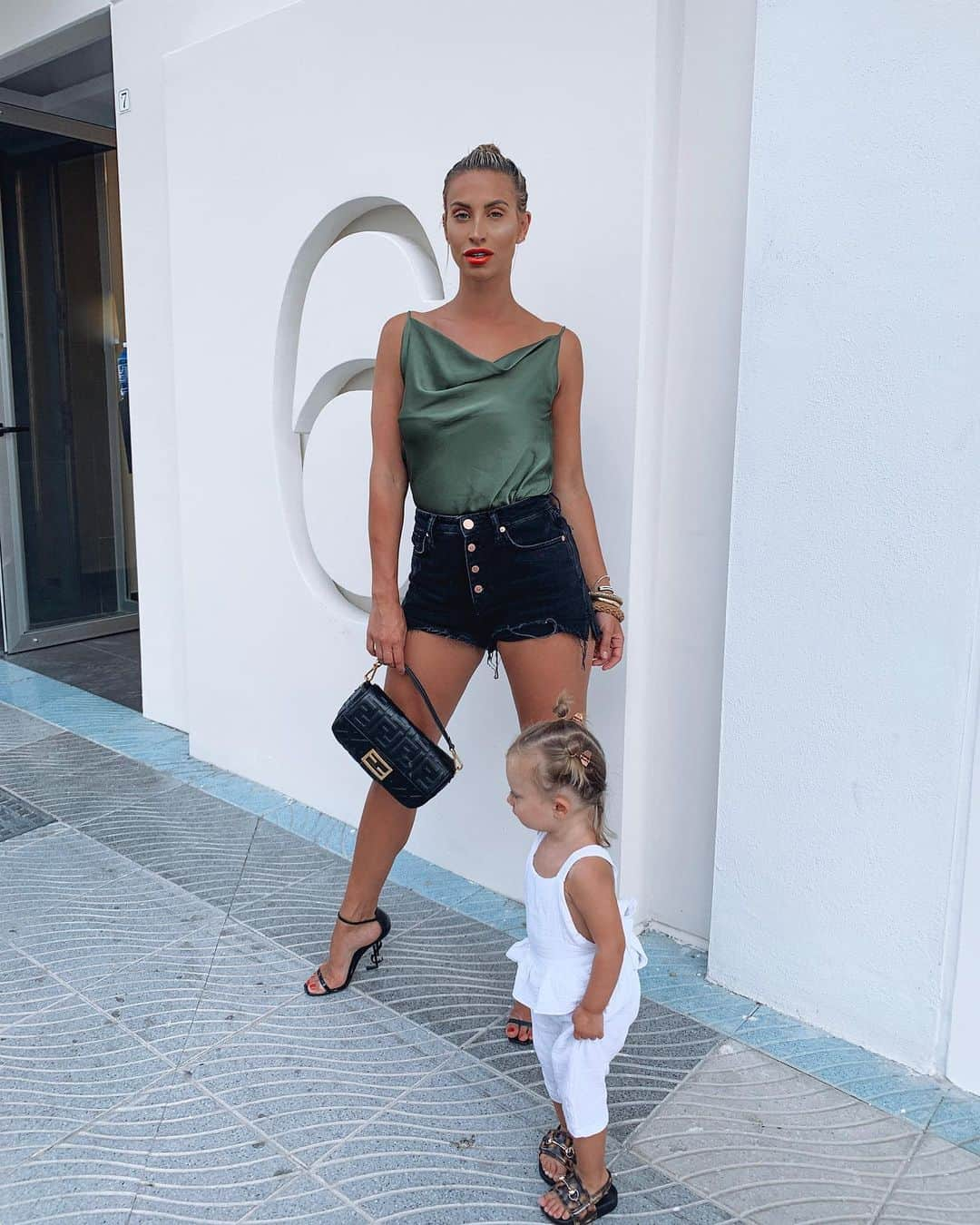 ファーン・マッキャンさんのインスタグラム写真 - (ファーン・マッキャンInstagram)「Let’s go girl..... ______________________________________________ love this look 😍 wearing the ‘Mari’ cami in khaki from @soukibelair 💚 #marbella #ootd #lotd」8月12日 4時24分 - fernemccann