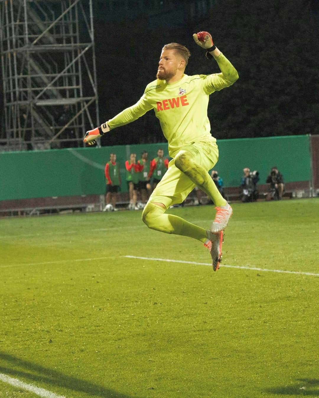 1.FCケルンさんのインスタグラム写真 - (1.FCケルンInstagram)「Timo, du Teufelskerl! 💪 ___ #SVWWKOE 5:6 n. E. #effzeh #fcköln #Köln #Kölle」8月12日 4時35分 - fckoeln