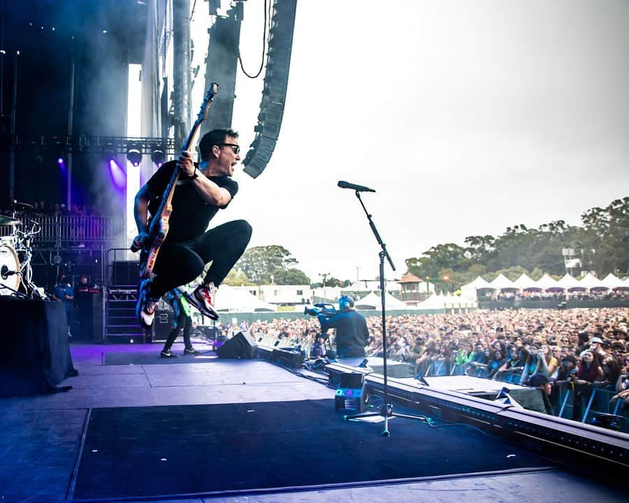 blink-182さんのインスタグラム写真 - (blink-182Instagram)「Nothing but love for @outsidelands 🖤 Thank you to everyone who rocked out with us on Friday. We got a small break in our tour but coming back 💪🏻 in Irvine 8/27!! 🤘🏼🤘🏼🤘🏼 📸 @fog.again」8月12日 4時38分 - blink182