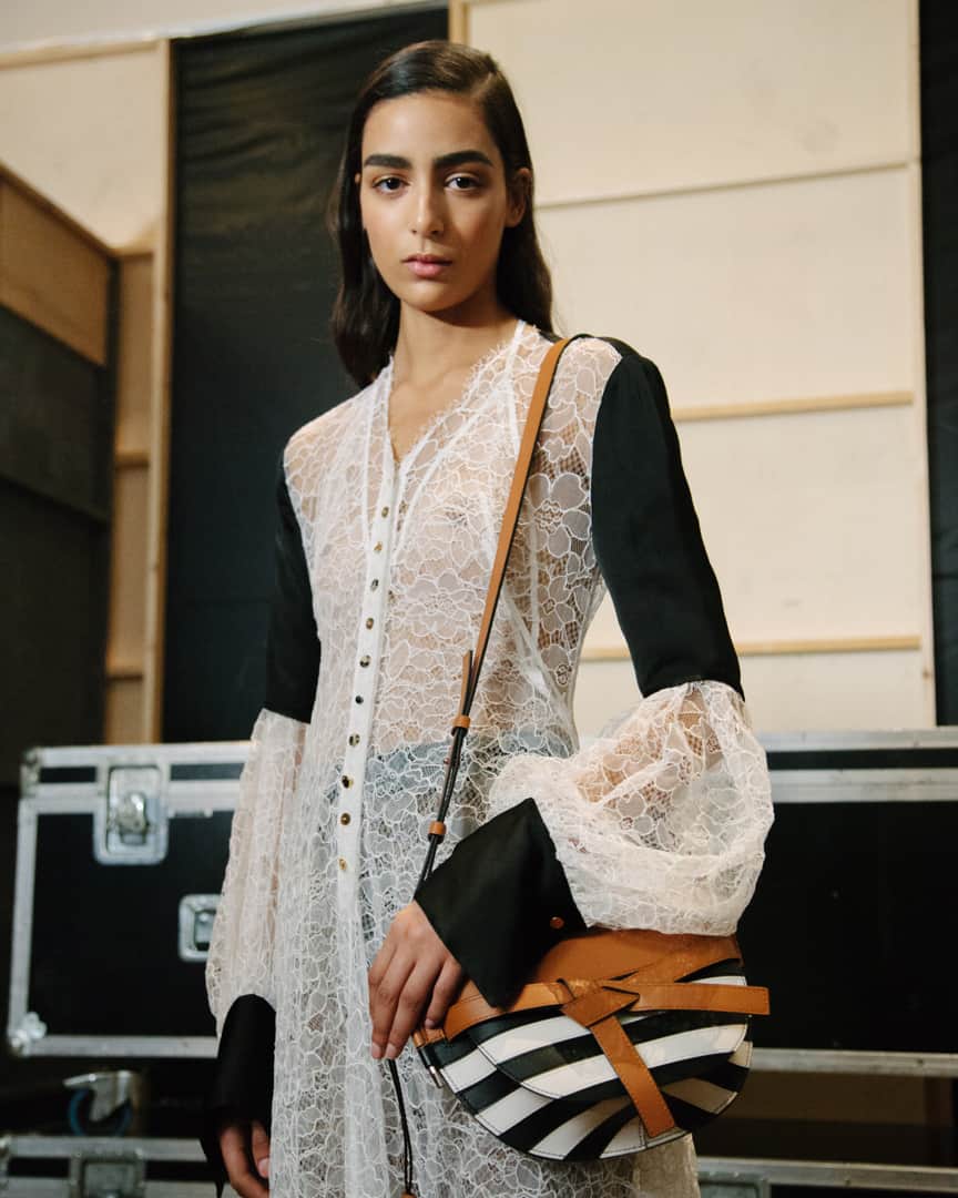 Loeweさんのインスタグラム写真 - (LoeweInstagram)「As seen backstage at #LOEWEFW19 Womens show, strong monochrome stripes bring a nautical influence to our iconic #GateBag. Now available in store and on loewe.com #LOEWE」8月12日 4時39分 - loewe