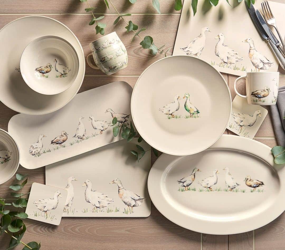 ローラアシュレイのインスタグラム：「Bring a rustic, country feel to your kitchen by combining earth tones, natural textures and cheerful characters 🦆」
