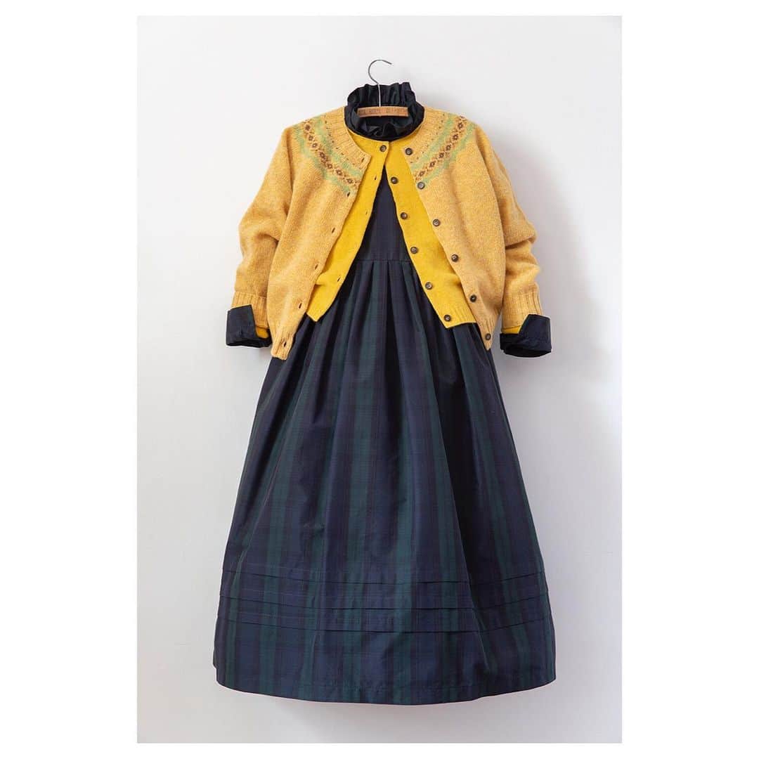 キャベジズ&ローゼズのインスタグラム：「The Perfect Pairing ❤️Scottish Knitwear & Japanese Tartan Taffeta 👇Tap to Shop the Look👇#taptoshop #transitionalstyle #rainproofdress #raindays #hyggestyle #britishfashion #consciousfashion #madeinengland #cabbagesandroses #cabbagesandrosesfashion @christina_strutt @cabbagesandroses_shop」
