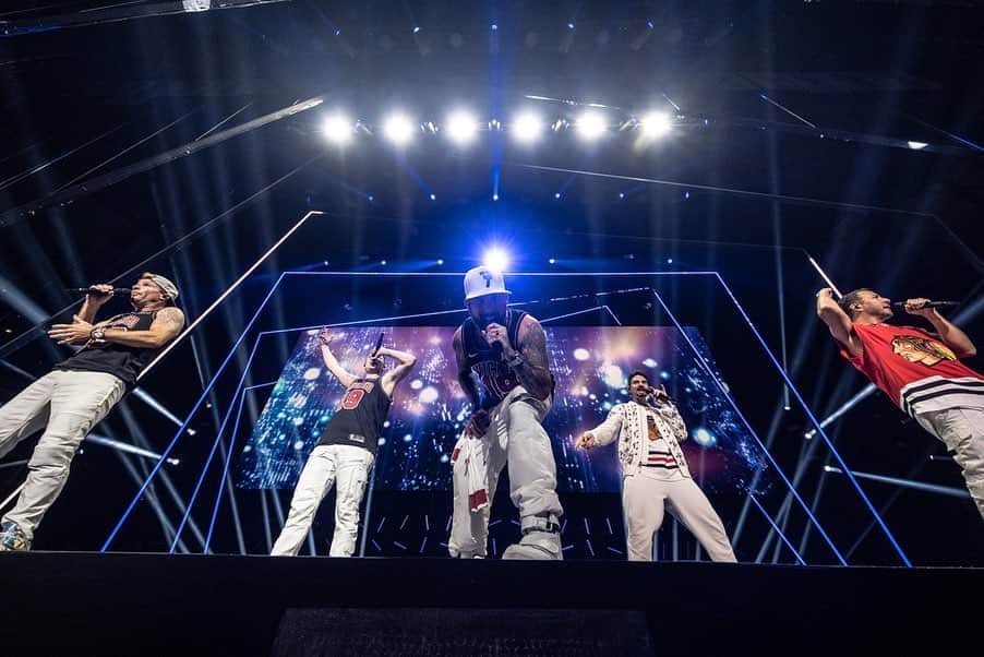 backstreetboysさんのインスタグラム写真 - (backstreetboysInstagram)「Wow, we don't have words. Shoutout Chi-town, you guys are insane!  #BSBCHI #DNAWorldTour」8月12日 5時00分 - backstreetboys
