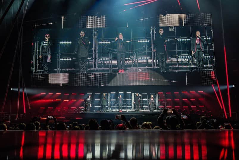 backstreetboysさんのインスタグラム写真 - (backstreetboysInstagram)「Wow, we don't have words. Shoutout Chi-town, you guys are insane!  #BSBCHI #DNAWorldTour」8月12日 5時00分 - backstreetboys