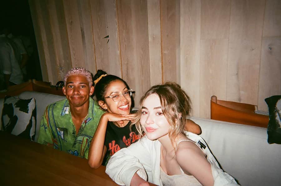 サブリナ・カーペンターのインスタグラム：「i miss my kids」