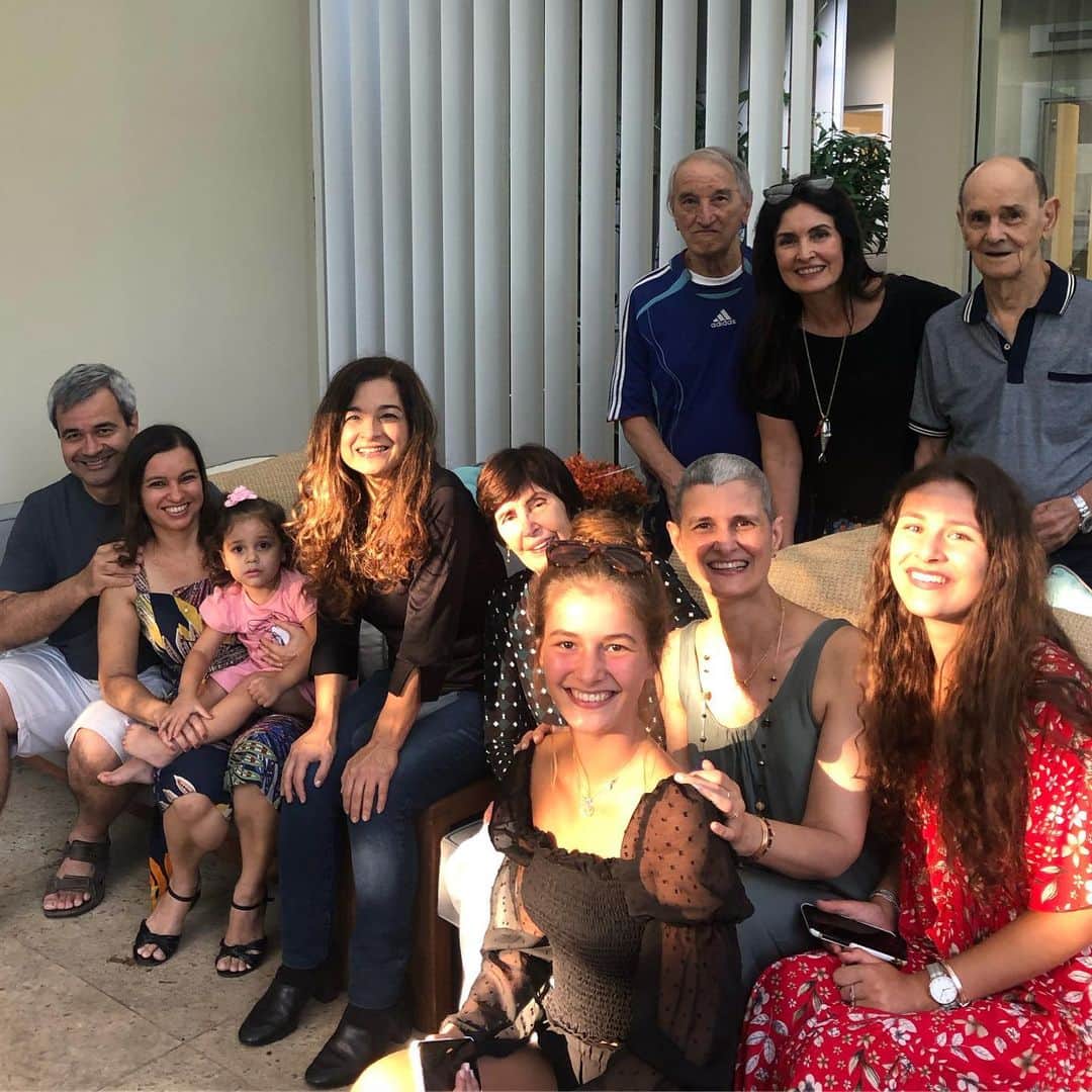 ファチマ・ベルナルデスのインスタグラム：「Pai, tio, padrinho, primo. Família. Parabéns aos papais da foto e a todos que exercem a paternidade de sangue ou de coração.」