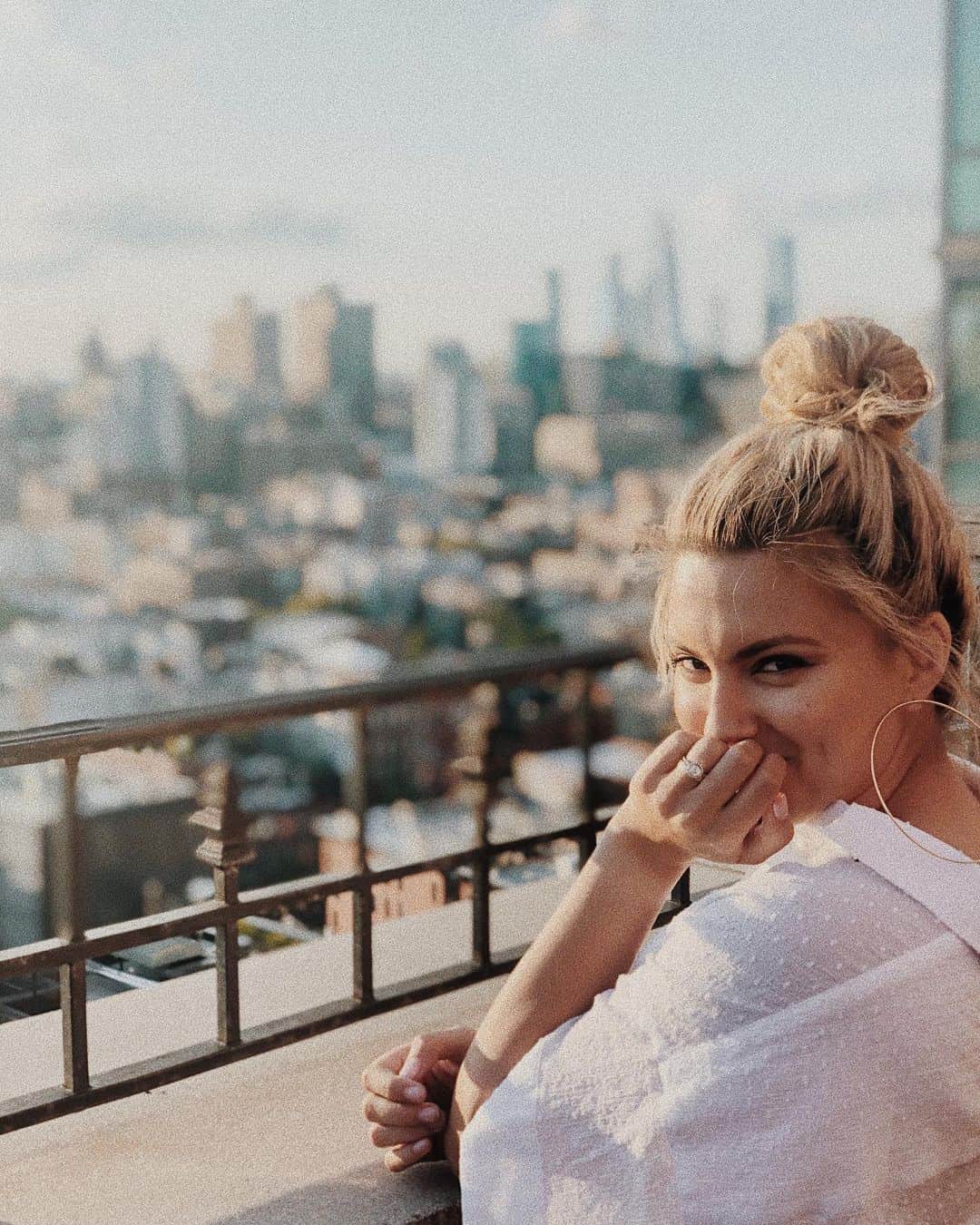 トーライ・ケリーのインスタグラム：「this nyc trip has been amazing so far. processing the fact that i have a new album floating around in the world & feeling nothing but gratitude. i looove seeing all of your responses to the songs! thank you from the bottom of my heart🥀 #InspiredByTrueEvents」