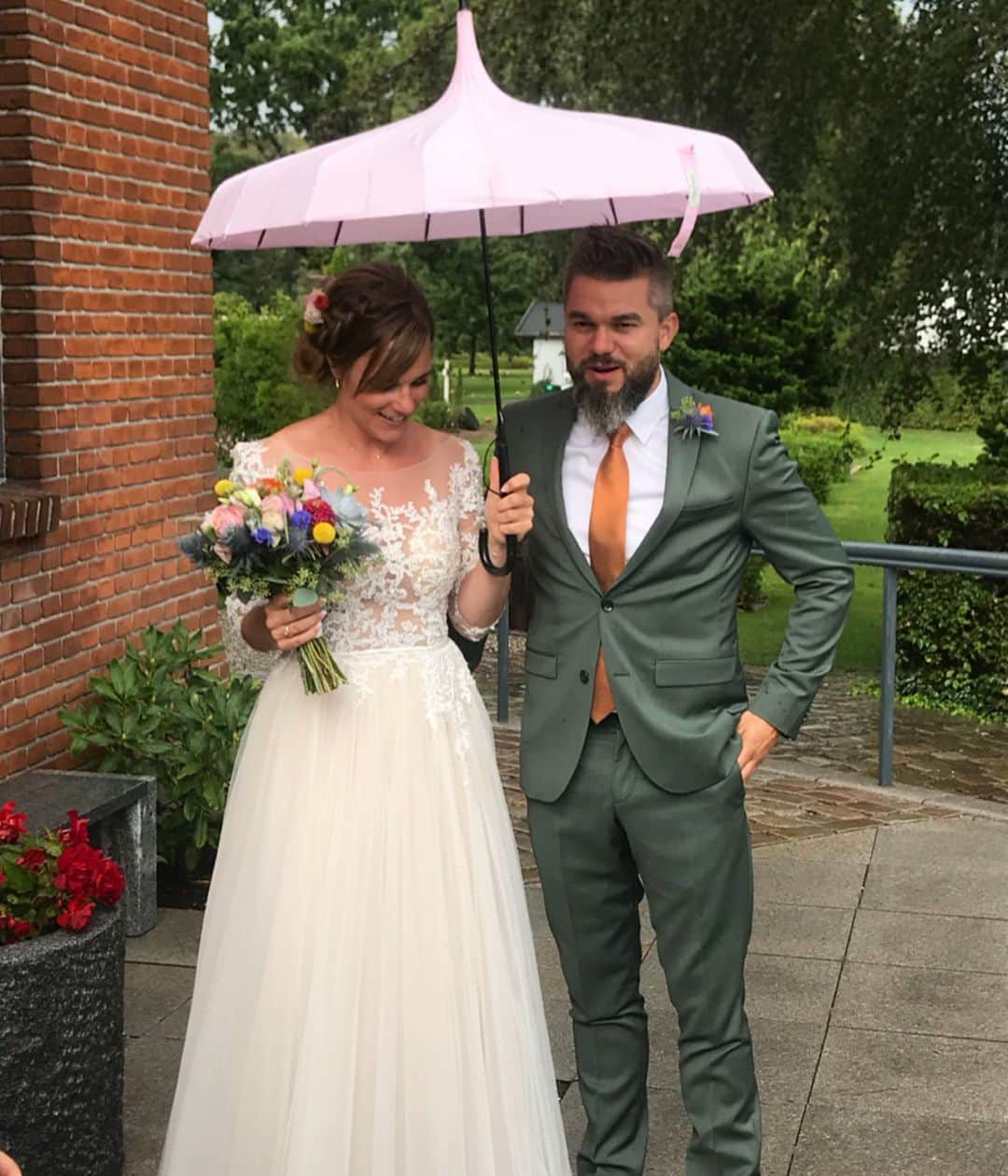 ウッフェ・ベックのインスタグラム：「Just married 💐Not me though. #MariaogChristopher - Stort tillykke dejlige mennesker ❤️」