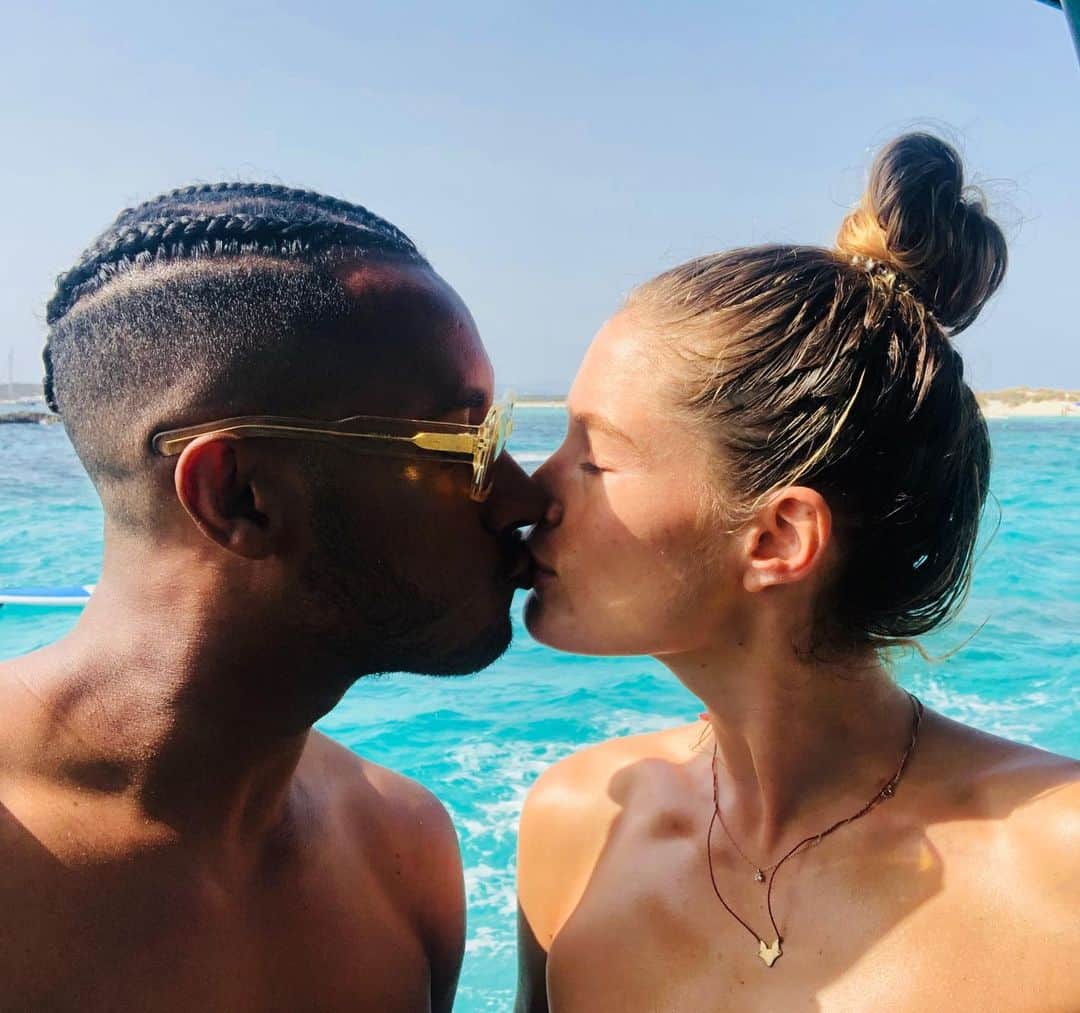 サネリー・ジェームズのインスタグラム：「Cherish the love you have. ♥️」
