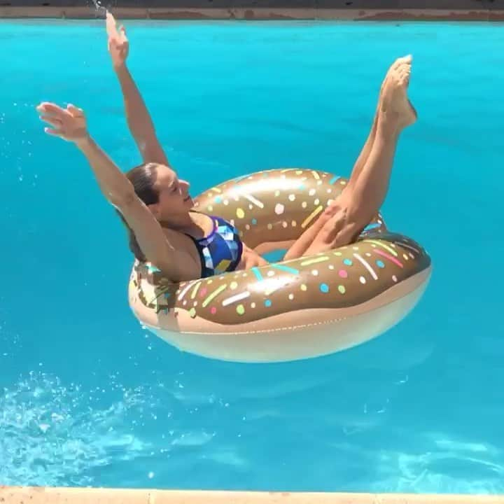 ヴィルジニー・デデューのインスタグラム：「#weekend  #relax #Teasersummerchallenge by @ludi_pilates 💦😜 • • Comment se faire manger par son Donuts 🍩 🤪 #fun  #happy #bouée #donut #bouees #lavantgardiste #synchro1joursynchrotoujours  @decathlon @nabaiji @natationartistique」