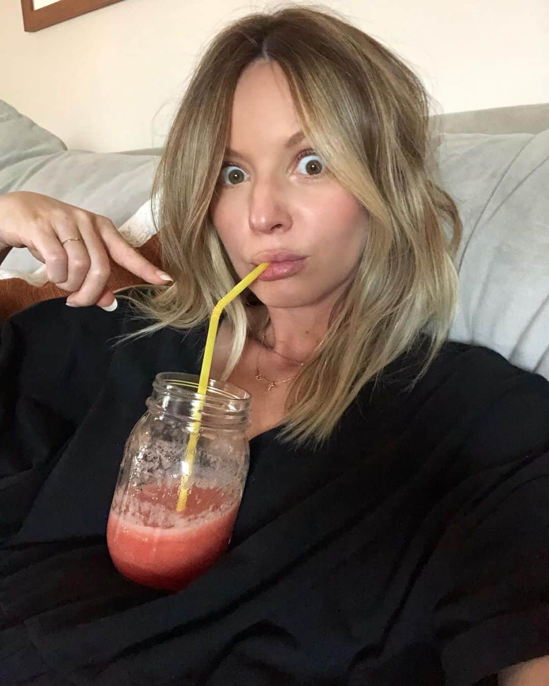 サマンサ・ドロークのインスタグラム：「I never thought the day would come that my baby bump would become a shelf for my juice 😂 #babybump #babyt #preggolife」