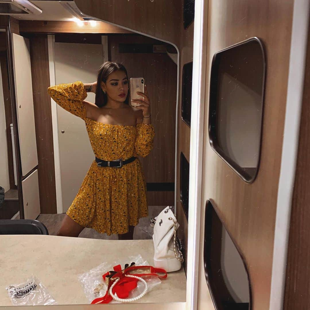 Danna Paolaさんのインスタグラム写真 - (Danna PaolaInstagram)「Yellow ranger 💛🐥🌼🌙」8月12日 5時07分 - dannapaola