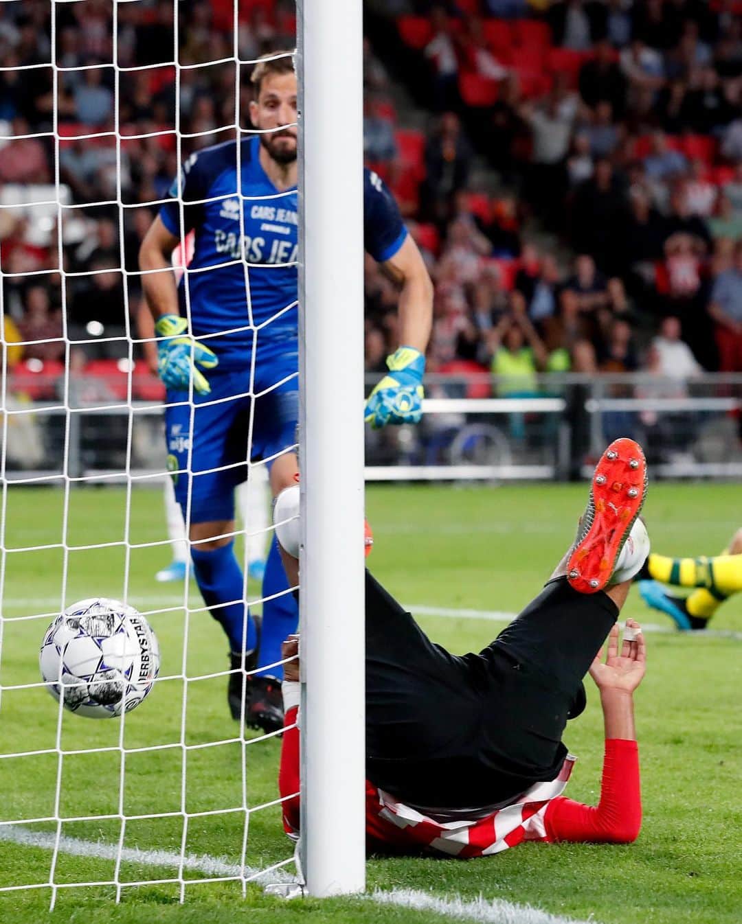 PSVアイントホーフェンさんのインスタグラム写真 - (PSVアイントホーフェンInstagram)「Ever scored a goal like this? 😂 @codymathesgakpo 👏🏽 #PSVADO 3-1」8月12日 5時09分 - psv