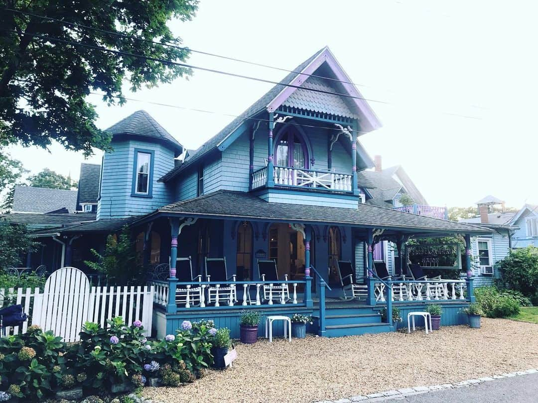 トームさんのインスタグラム写真 - (トームInstagram)「#PorchLife with our #tomegirls at #NarragansettHouse #OakBluffs #MarthasVineyard #tometravels」8月12日 5時11分 - tomenyc