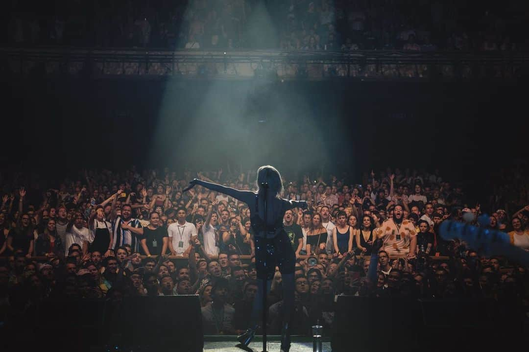 カーリー・レイ・ジェプセンさんのインスタグラム写真 - (カーリー・レイ・ジェプセンInstagram)「Night one at the Wiltern in LA and the best part is we get to do it all again tonight! 📸 @alexkaneperkins」8月12日 5時34分 - carlyraejepsen