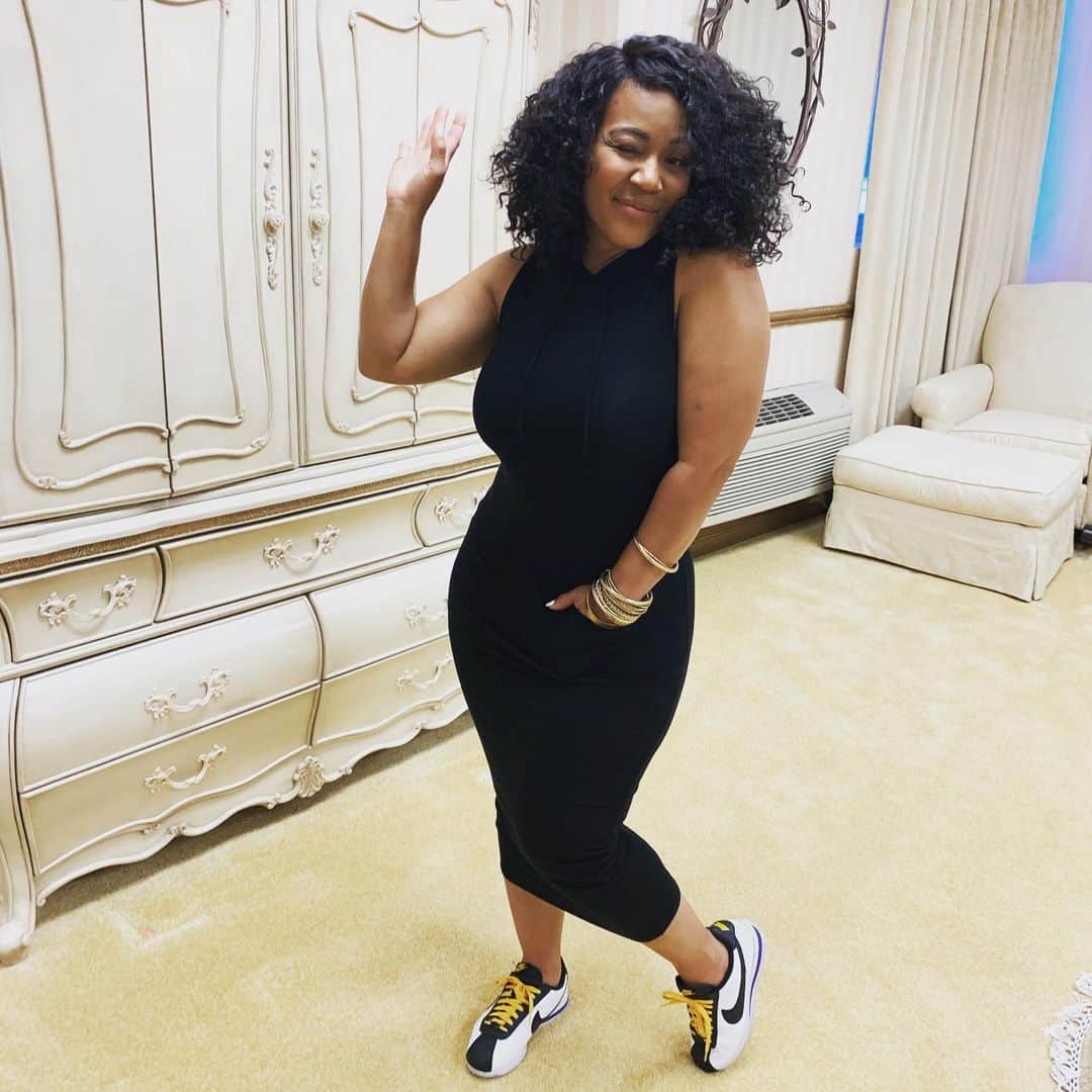 エリカ・キャンベルさんのインスタグラム写真 - (エリカ・キャンベルInstagram)「Headed to #Houston for the #InnerCircleConference with @dririshea! 👗: @stylesassy_boutique 💁🏽‍♀️: @ericabyericacampbell  #travelgram #EricaCampbell」8月12日 5時37分 - imericacampbell