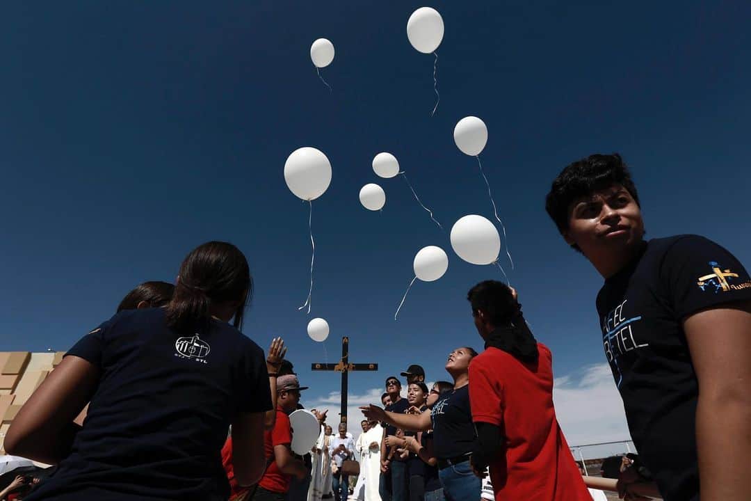 NBC Newsさんのインスタグラム写真 - (NBC NewsInstagram)「Balloons are released during a Mass for peace in Ciudad Juarez, #Mexico, on Saturday, marking the one week anniversary of a shooting that killed 22 people at a Walmart in #ElPaso. . Authorities say the man accused of carrying out last weekend's deadly mass shooting confessed to officers that he had been targeting Mexicans. . 📷 Christian Chavez / @apnews」8月12日 5時37分 - nbcnews