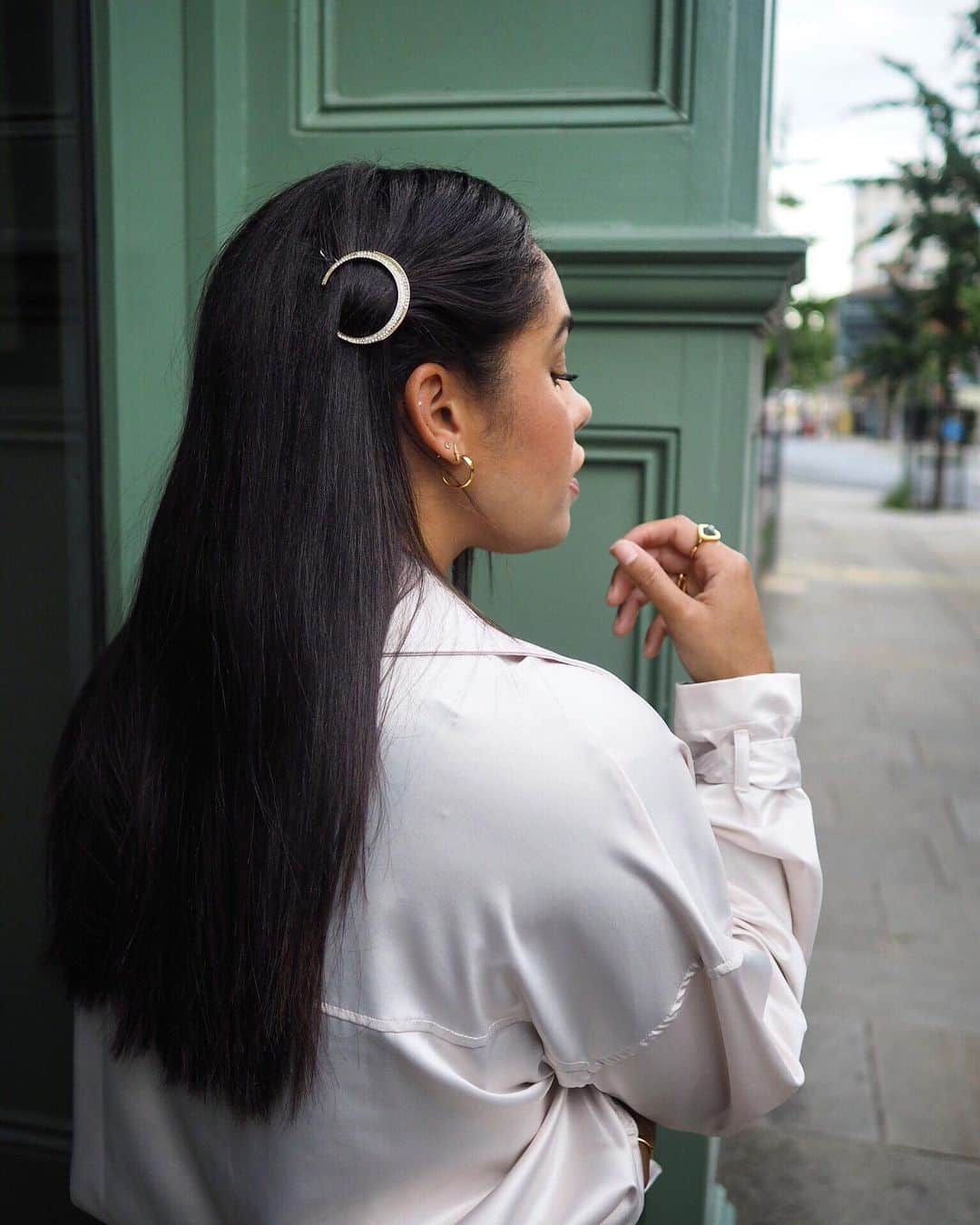 アクセサライズのインスタグラム：「Get the starstruck look like @astyleedit with our crescent moon hair grip🌙. Priced at just £5, this gold-tone metal design is adorned with sparkling diamantes for ultimate shine. 🔍 7860388100 Tap the link in the bio to shop now.  #Accessorize #Accessorizer」