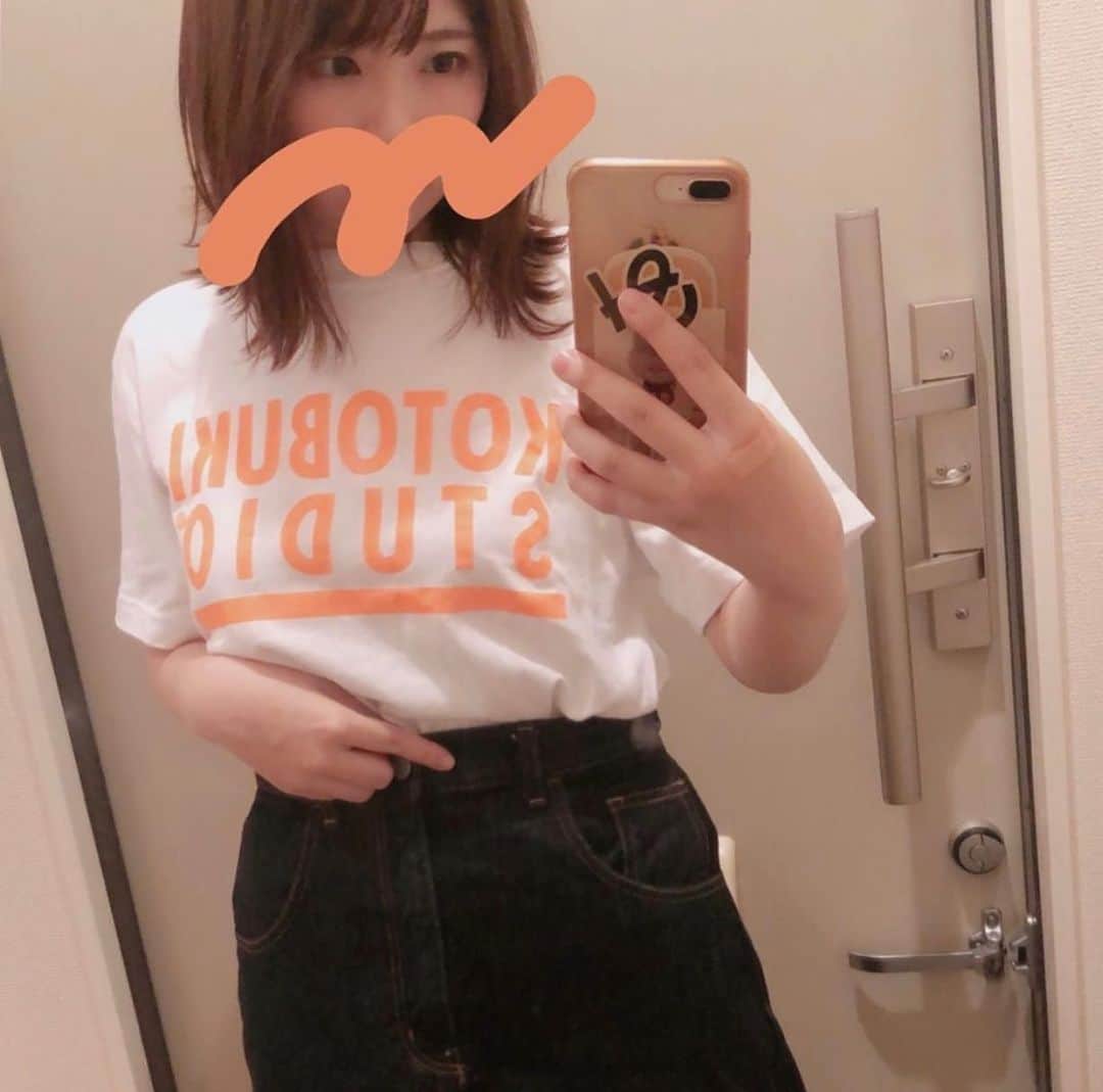 江口寿史のインスタグラム：「KOTOBUKI STUDIO Ｔ 2019年新色は女子が着るとまたひときわ可愛さ炸裂するのでぜひどうぞ。BEAMSオンラインかZOZOでも買えます！」