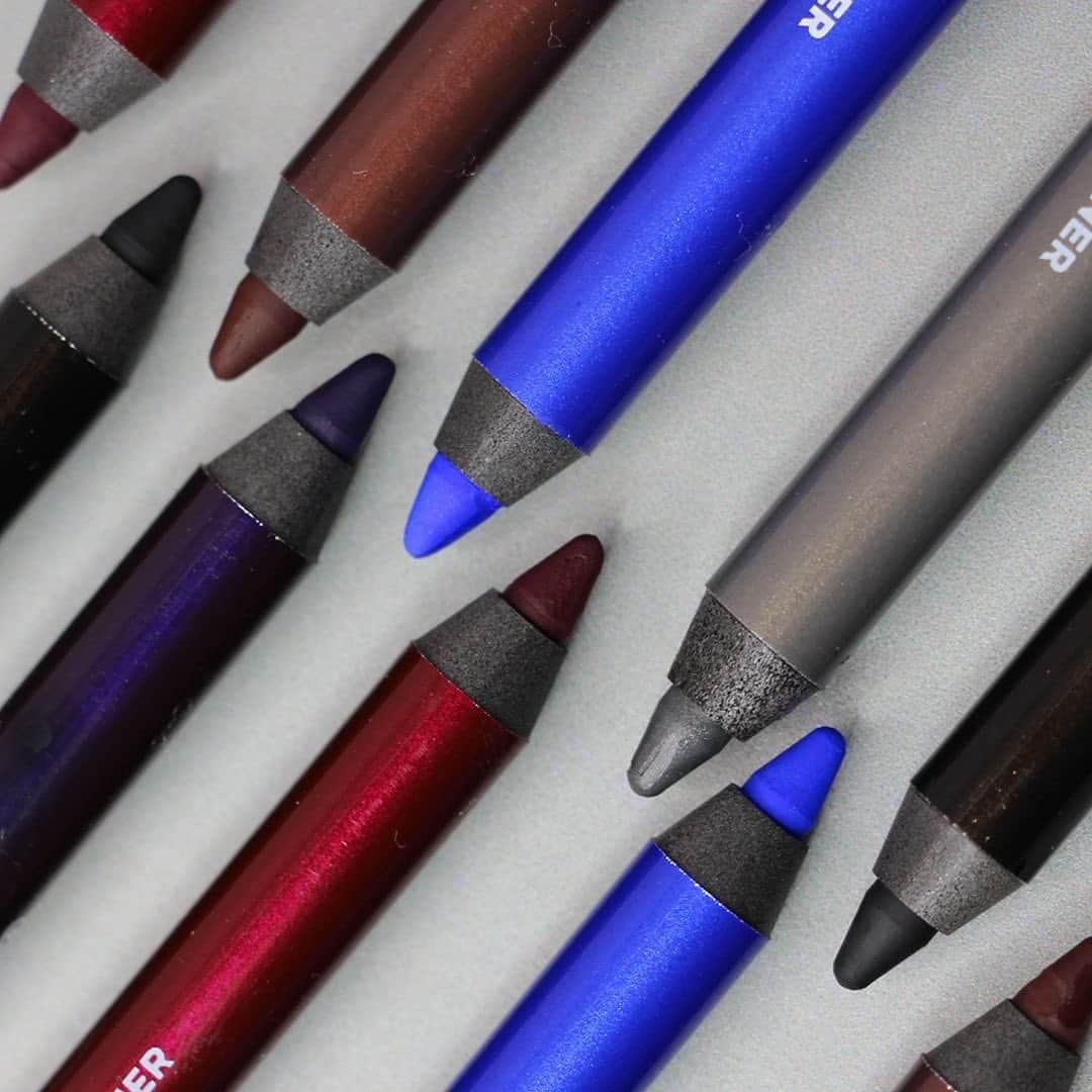 Revlonさんのインスタグラム写真 - (RevlonInstagram)「This power pencil 🖊 creates a fiercely glossy, high-pigment finish with a gel formula that looks as slick as a liquid and lasts up to 16 hours. NEW #RevlonSoFierce Vinyl Eyeliner, available in six intense shades. Ophthalmologist tested. 👀 . Photo by @revlon_uk  #vinyl #eyepencil #eyemakeup #motd」8月12日 6時10分 - revlon