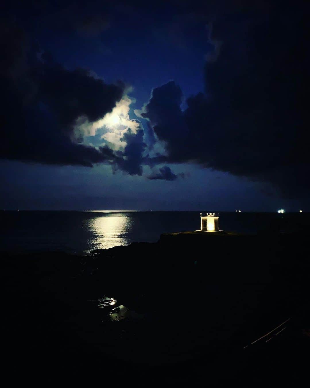 Tea and sittingのインスタグラム：「✨...moonlight, sky and sea 🌑💙🌊」