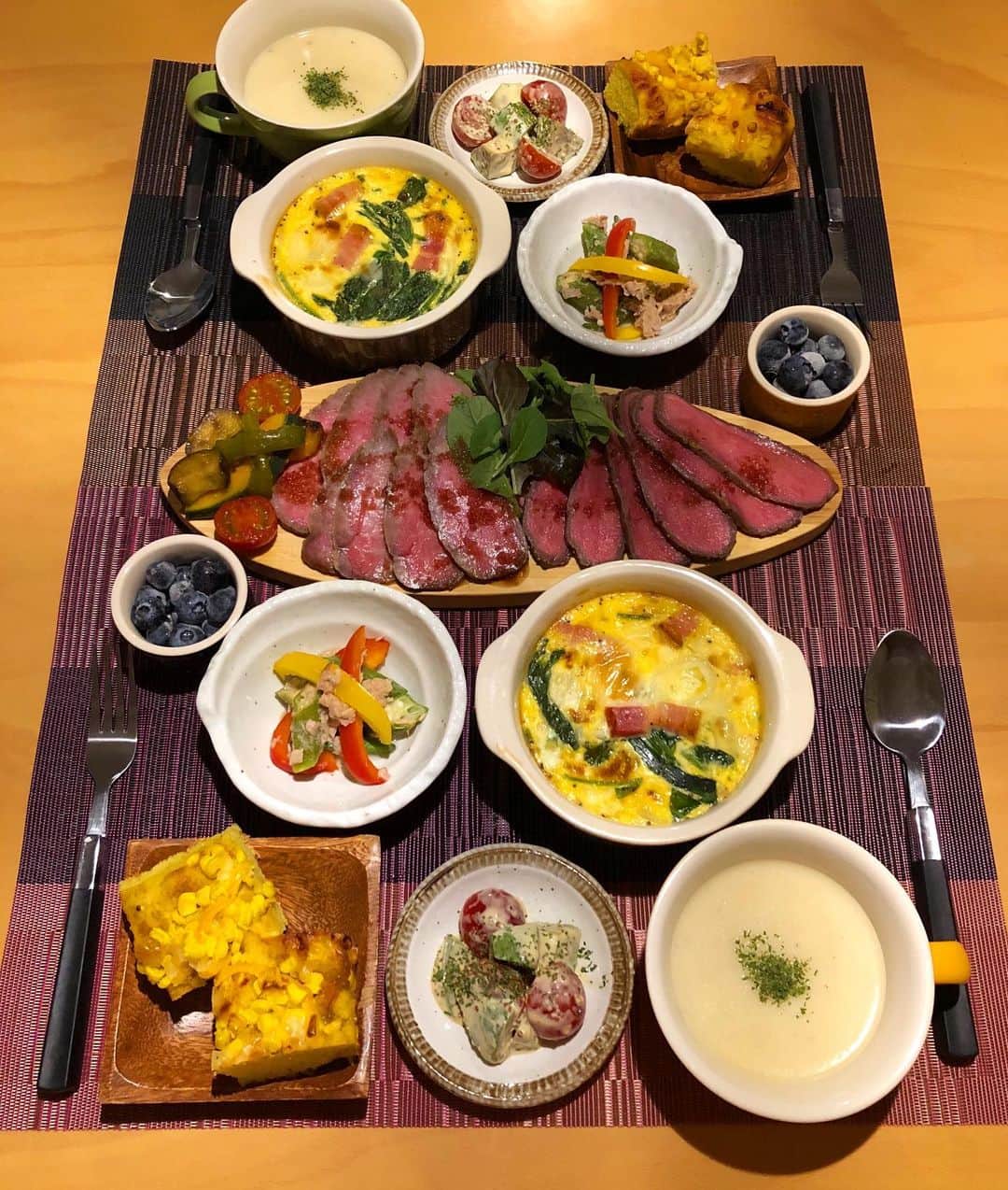 のインスタグラム：「🥩♡ ｢肉の信元｣さんの、 美味しいローストビーフを頂いたので😋🎁 #お魚なしの #おうちごはん  #野菜たっぷり 🍅🍆🥑お品書き🥒🌽🥔 ★ローストビーフ( #霜降り #赤身 ) ★トマトとアボカドのマスタードサラダ ★パプリカとオクラのツナマリネ ★ほうれん草と玉ねぎのベーコンキッシュ ★焼き野菜 ★冷製ポテトスープ ★パン( #deananddeluca ) ★ブルーベリー ローストビーフが美味しすぎて感動😭❤ 魚もいいけど肉も大好きなんだ( ✧﹃✧)🍖🧡 ＊ #food #foodstagram #homedinner #cook #cooking #dinner #menu #roastbeef #beef #vegetable #料理 #手料理 #野菜 #盛り付け #晩御飯 #ローストビーフ #おかず #主婦 #阪本智子」