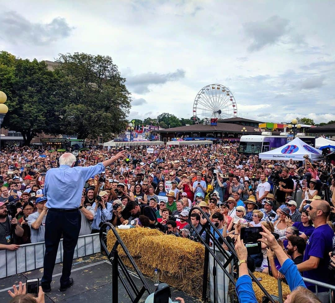 バーニー・サンダースさんのインスタグラム写真 - (バーニー・サンダースInstagram)「Thank you to everyone at the Iowa State Fair for coming out to the Soap Box. This is the moment that history will judge us by. This is the moment to stand up to racism and bigotry. This is the moment to create an economy that works for all of us. And we’re building the movement to do just that and defeat Donald Trump. #NotMeUs」8月12日 6時10分 - berniesanders