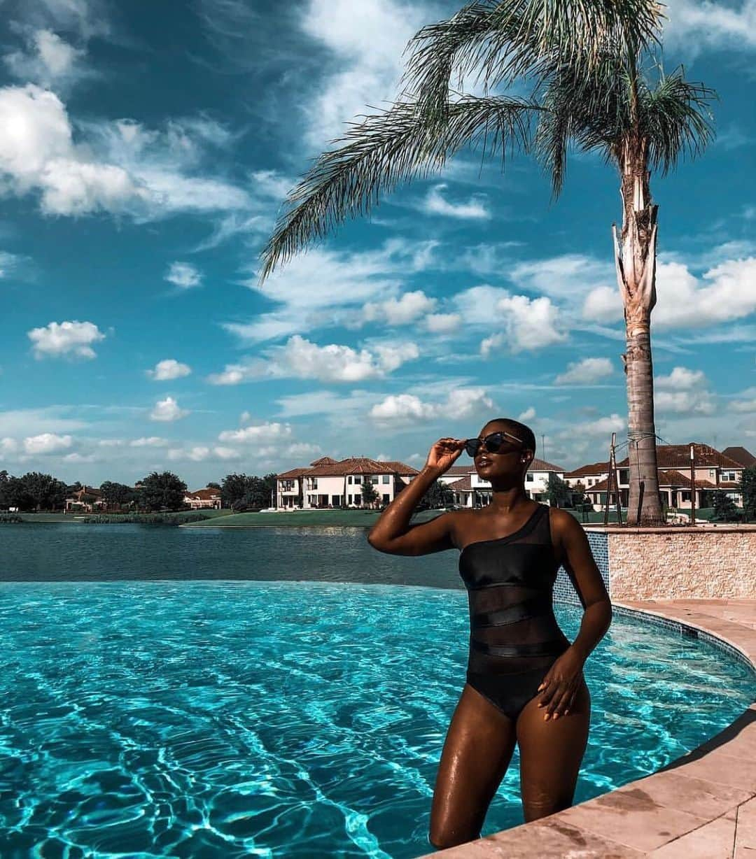 quayaustraliaさんのインスタグラム写真 - (quayaustraliaInstagram)「Into the blue 🌊🌴 Megababe @sweetlikeoyin lookin' like a queen 👑 in REINA black/smoke #QUAYXJLO #QUAYAUSTRALIA」8月12日 6時15分 - quayaustralia