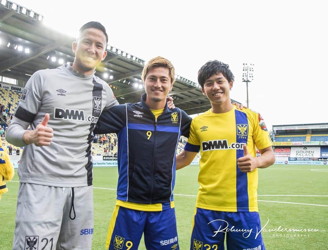 遠藤航のインスタグラム：「3 points 🔥 . #matchday  #belgium  #stvv #ベルギー  #シントトロイデン #win  #stadium  #football  #遠藤航  #鈴木優磨  #シュミットダニエル」