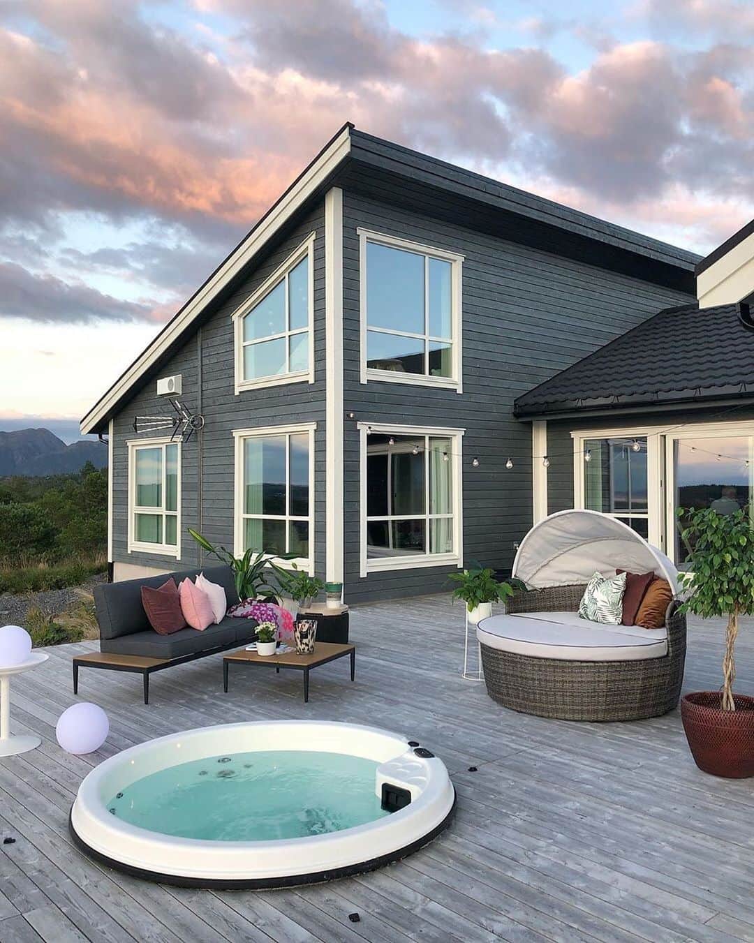 Airbnbさんのインスタグラム写真 - (AirbnbInstagram)「Marit’s waterfront house overlooks some of Northwest Norway’s richest fishing waters—and even comes with its own boat. But you’ll probably be too busy gazing at the sea and sky and rocky coastline to catch anything bigger than a snapshot. If you’re not the seafaring type, the nearby Atlantic Ocean Road snakes its way across tiny islands and down the coast. Make sure to bring a designated driver who is unfazed by wild beauty.  Photo: @maritfolland」8月12日 6時35分 - airbnb