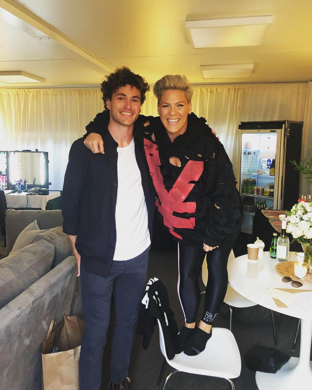 P!nk（ピンク）さんのインスタグラム写真 - (P!nk（ピンク）Instagram)「Thank you @vancejoy for going on tour with me...you are just so good at what you do, you’re a total sweetheart, and I don’t even care if I have to stand on a chair to take a photo with you. Sweet as.... 🤘🏽」8月12日 6時52分 - pink