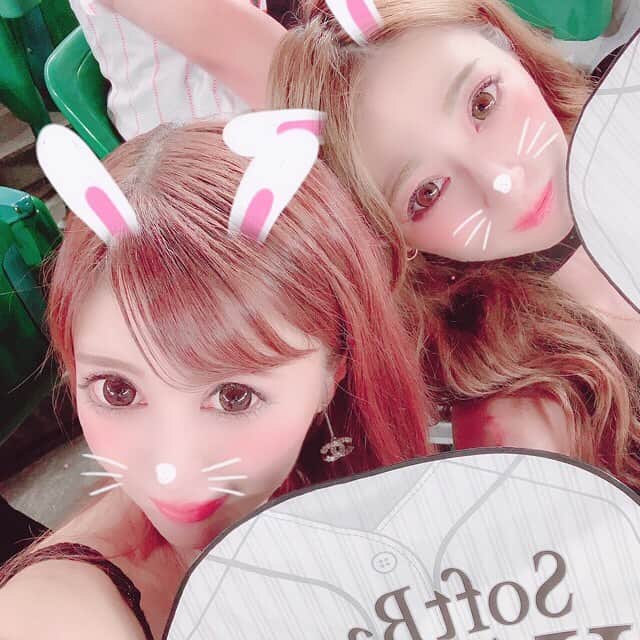 華沢友里奈さんのインスタグラム写真 - (華沢友里奈Instagram)「この間すごく久しぶりに @seira_mizuki  と遊んだのお😍❤️ 野球誘ってくれて本当に ありがとおおおお╰(*´︶`*)╯♡ せいらちゃんと遊ぶのはいつかのカウントダウン ぶりで二人で遊んだの実は初めてだったんだけど 野球見て二人でひたすら騒ぎ散らかして 本当に楽しかった😍❤️ この日はソフトバンク対ロッテ✨  私はソフトバンクの応援だったよん(((o(*ﾟ▽ﾟ*)o)))♡ あのヒヤヒヤ感がたまらない❤️ 野球好きなんだけど よく球団どこファンですか？ と聞かれるけどプロはまだここ応援って 決まってなくて周りに合わせて 行った時は応援してます❤️ 私はプロ野球よりも高校野球派なので ファンといえば母校の花咲徳栄高校 です♪(๑ᴖ◡ᴖ๑)♪ 昨日負けてしまったけど本当に 最後の最後までいい試合すぎて 結果ではなく本当に見てて満足できた❤️❤️ いい試合をしてくれた母校様これからも 頑張っていただきたい(≧∀≦) 今年は母校負けてしまったから 他の高校さんも応援もちろんするけど 明石商業高校を応援する(´°̥̥̥̥̥̥̥̥ω°̥̥̥̥̥̥̥̥｀)❤️❤️ 徳栄の分も頑張っていただきたい❤️ #野球女子 #野球観戦 #千葉ロッテマリーンズ #ソフトバンクホークス  #followme」8月12日 6時52分 - hanazawayurina