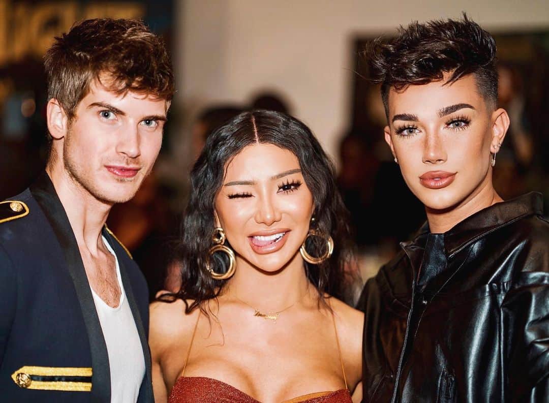 ジョーイ・グレーセッファのインスタグラム：「Escaped the night but couldn’t escape these two 😩」