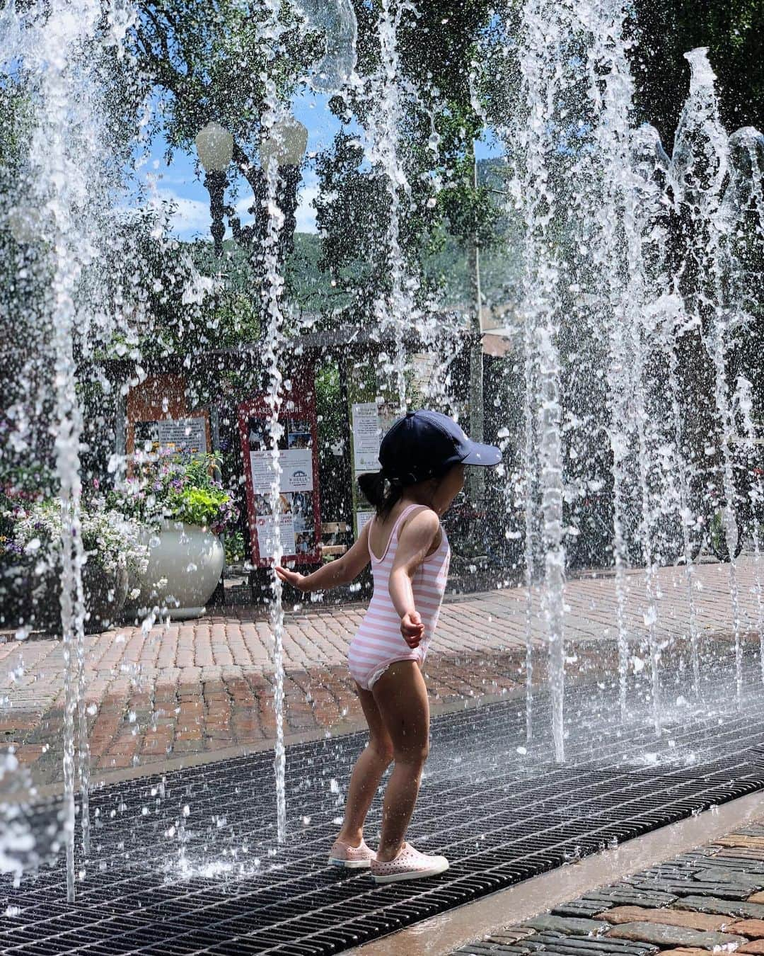 翁安芸さんのインスタグラム写真 - (翁安芸Instagram)「Happy place💓💦☀️ 娘のお気に入りの噴水噴⛲️ #エンドレス #大人も子供も犬も大喜び #Aspen #sunmerinaspen #アスペン」8月12日 7時03分 - akinyc